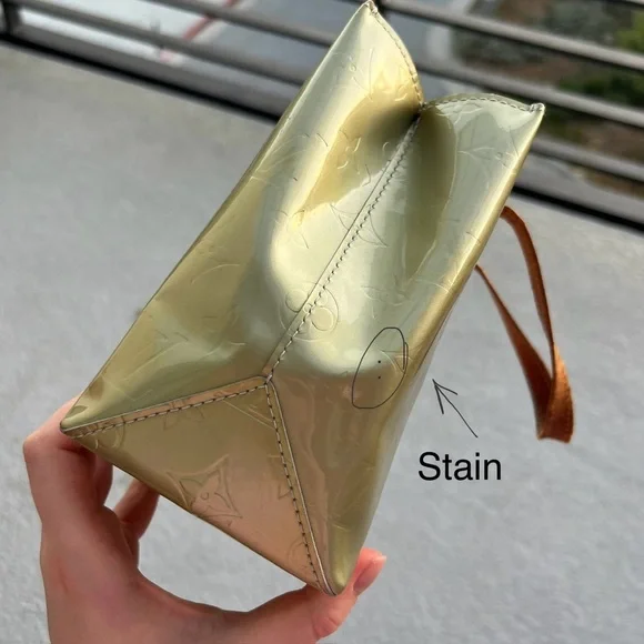 RESERVED LOUIS VUITTON Vernis Reade PM Perle
Monogram Patent Leather Tote - Picture 8 of 9